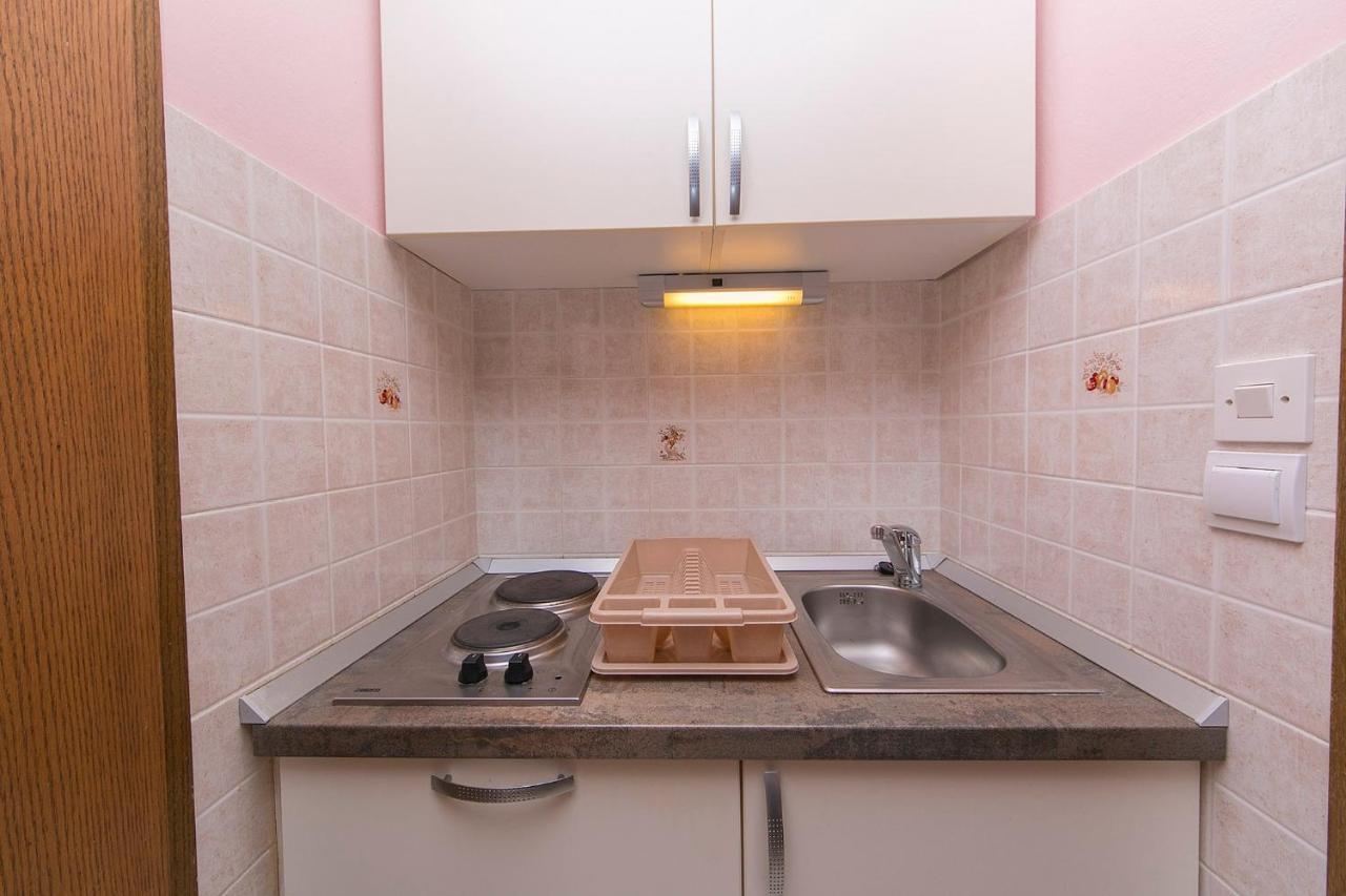 Apartments By The Sea Brela, Makarska - 20778 Kültér fotó